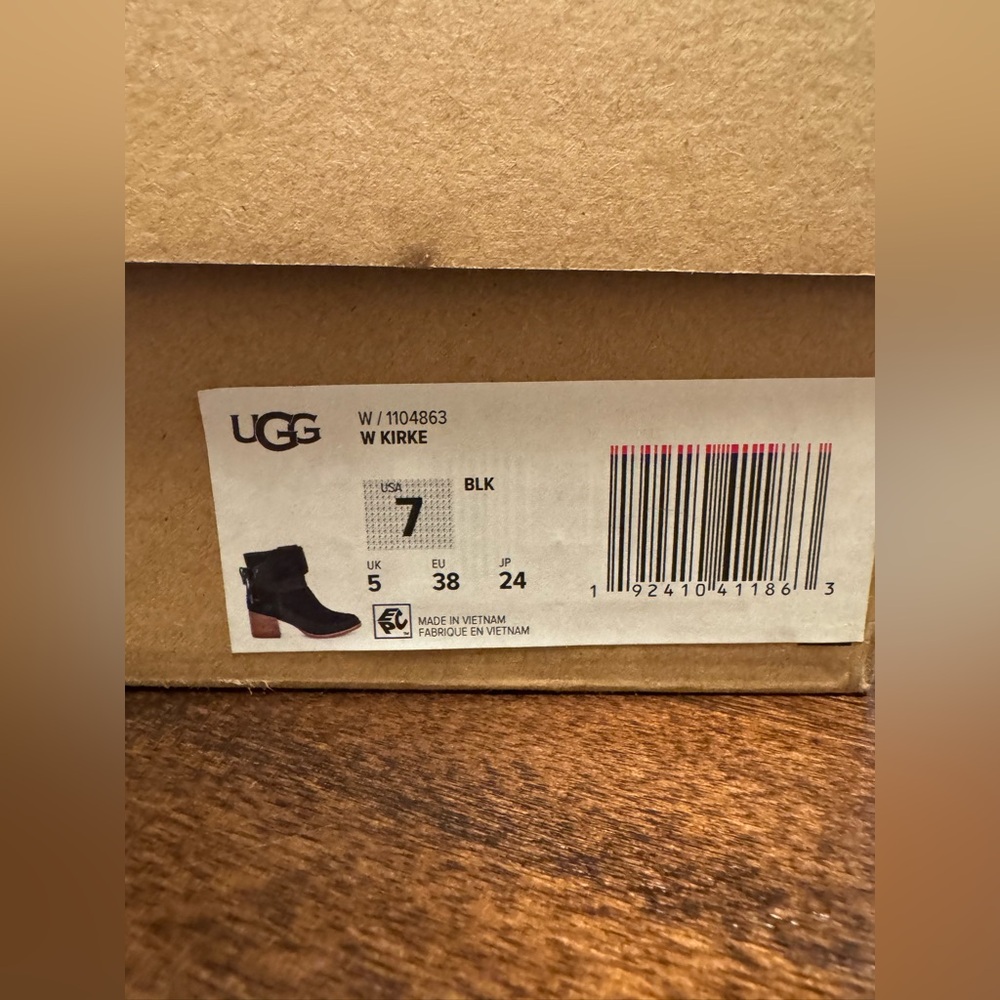 Used, very good condition UGG Kirke Stacked Heal Booties, size 7 - Picture 10 of 12